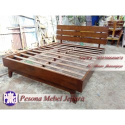 Dipan atau Ranjang Minimalis Sandaran Palang 3 Kayu Jati