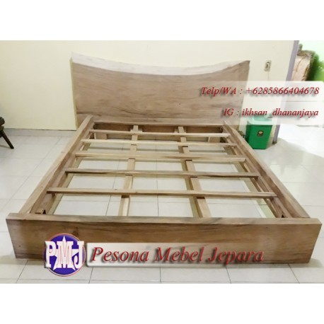 Ranjang atau Dipan Kayu Trembesi Solid Motif Alami