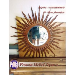 Bingkai atau Pigura Cermin Matahari Kayu Jati